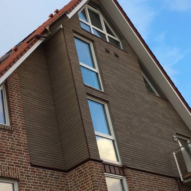 Holzfassade und Treppenanlage aus Holz, Juist Dach GmbH