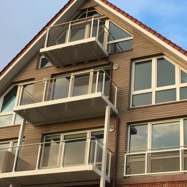 Holzfassade und Treppenanlage aus Holz, Juist Dach GmbH