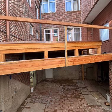 Sonderkonstruktionen aus Holz, Holzbrücke mit Abdach